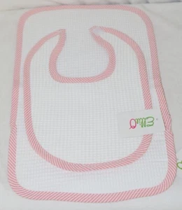 Juego de paño EllieO Seersucker babero y eructo blanco con borde rosa a rayas - Imagen 1 de 8