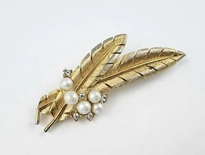 Broche vintage Crown TRIFARI imitación hoja de perlas y estrás tono dorado - Imagen 1 de 6