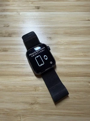 Apple Watch Series 5 40 毫米 GPS 和地窖深空灰色铝合金陶瓷表壳无锁版 — 第 1/4 张图片
