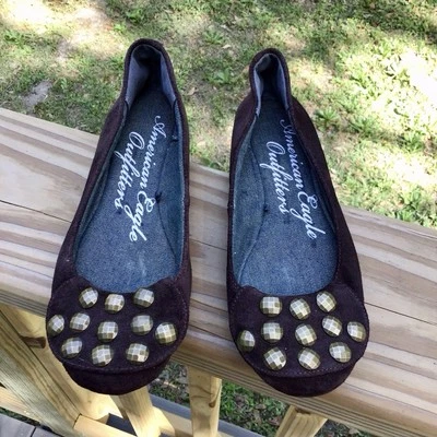 Zapatos planos American Eagle Outfitters de cuero gamuza negros y dorados talla 6,5/37 Foto 1 de 4