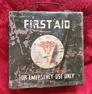 Kit pronto soccorso vintage US Army Dipartimento medico forniture scatola di metallo seconda guerra mondiale c.1943 - Foto 1 di 12