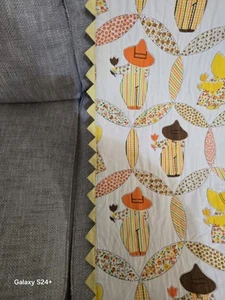Vintage Quilt Kinder hält Blumen 51" L x 39,5" W Überwurf Wandkunst Decke - Bild 1 von 9
