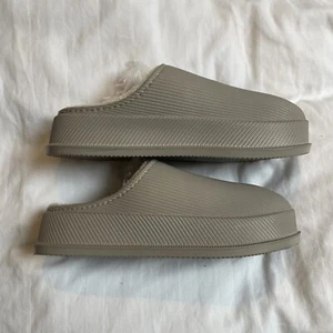 GRAUE Hausschuhe Gr. 4,5 wasserdicht kuschelig neu im Beutel - Bild 1 von 5