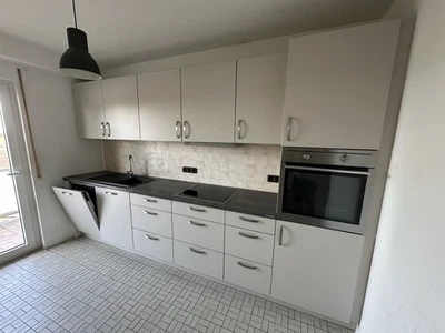 Küchenzeile mit Elektrogeräten - Bild 1 von 4