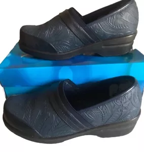 Women’s Easy Street Mules/Clogs Size 9 1/2 Extra Wide Navy/Tool. New In Box. - Picture 1 of 4