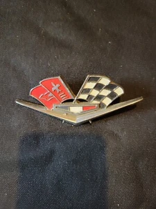 63-66 Corvette Front Fender Flags Emblem. GM  - Bild 1 von 3