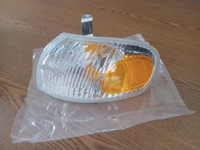 Lámpara de señalización izquierda Chevrolet Geo Prizm 1998-2002 nueva en caja nunca usada Foto 1 de 4