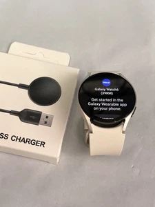 Samsung Galaxy Watch6 SM-R930 40mm Boîtier en Aluminium Doré avec Bracelet Sport Crème... - Photo 1 sur 5