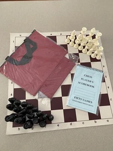 Juego de Ajedrez Combo, Bolso Rojo con Lazo, Tablero, Piezas de Torneo, Libro de Marcas - Imagen 1 de 1