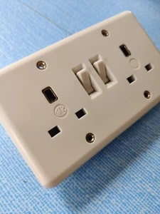 Vintage/Retro MK Electricity Socket 1960s Double, Ivory Bakelite - Picture 1 of 8