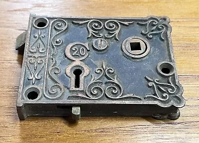 Cerradura de borde de puerta de superficie residencial de hierro fundido chapado en cobre Chicago original de 1880’s Foto 1 de 4