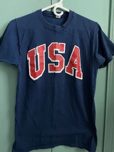 Camiseta De Colección Para Hombre USA Letras AZUL MARINO con LETRAS ROJAS Talla L - Imagen 1 de 4