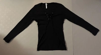 Top pequeño acanalado negro con cordones Charlotte Tarantola para mujer hecho en EE. UU. gótico Y2K Foto 1 de 4