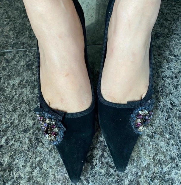 Zapato puntiagudo de cuero con lazo de cristal de gamuza de metal de gamuza con diamantes de imitación PRADA Foto 1 de 4