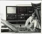 1984 Photo de presse Un mécanicien travaillant sur une B.M.W. utilisation testeur électronique