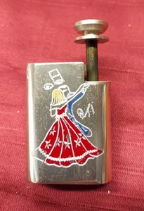 Encendedor de aceite vintage de metal con diseño grabado y detalle de esmalte rojo K02 R - Imagen 1 de 5