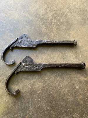 Arrets de volet en fer forgé 18 ème ,art populaire - Photo 1/4