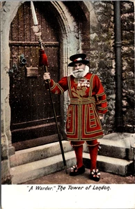 A Warder The Tower of London POSTCARD - Picture 1 of 2