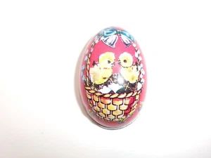 Huevo litográfico de hojalata Murray Allen vintage pollitos en cesta rojo amarillo Hong Kong - Imagen 1 de 12