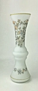 Jarrón de trompeta de reloj de arena blanco esmerilado 10 pulgadas floral y mariposa hecho en Perú - Imagen 1 de 6