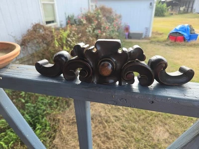 Антикварная резная деревянная мебель с завитками и гребнем - Изображение 1 из 3