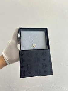Cartera MCM Plegable con Tarjetero Estuche de Identificación en Visetos Cuero Plateado Original - Imagen 1 de 7