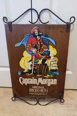 LETRERO DE MADERA DE RON ESPECIADO CAPITÁN MORGAN AÑOS 80 Y HIERRO FORJADO BARCO PIRATA 27 1/2" Foto 1 de 3