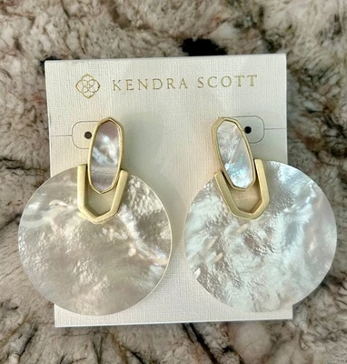 Pendientes disco madreperla blancos Kendra Scott Didi con oro Foto 1 de 4