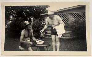 Foto vintage sciocca divertente torta di manzo ragazzi muscoli addominali amici rigonfiamento gay int. Anni '40 - Foto 1 di 3