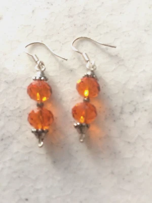 Orecchini da donna di piccole dimensioni con perline color ambra per lobi forati - Immagine 1 di 4