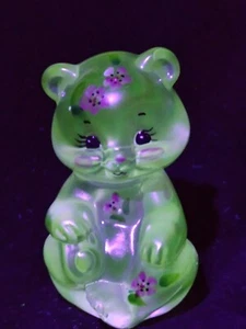 Cristal Fenton NUEVO MARTHA REYNOLDS Oso de Carnaval Pintado a Mano #1 de 1 (¡Brilla!) - Imagen 1 de 10