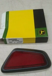 Reflector trasero derecho John Deere OEM AM135556 X500, X520, X530, X534, X540, X590 - Imagen 1 de 2