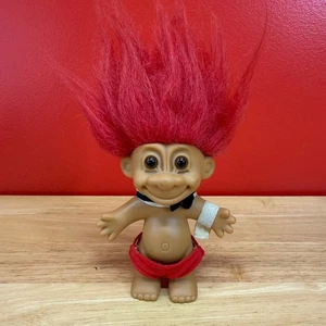 Muñeca Troll Russ Berrie De Colección 5 Pulgadas Pelo Rojo Pajarita Pantalones Cortos Figura 18427 Juguete - Imagen 1 de 17