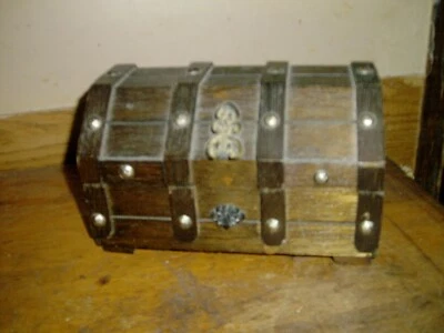 Joyero vintage de madera para cofre del tesoro pirata con forro de terciopelo rojo + joyas Foto 1 de 4