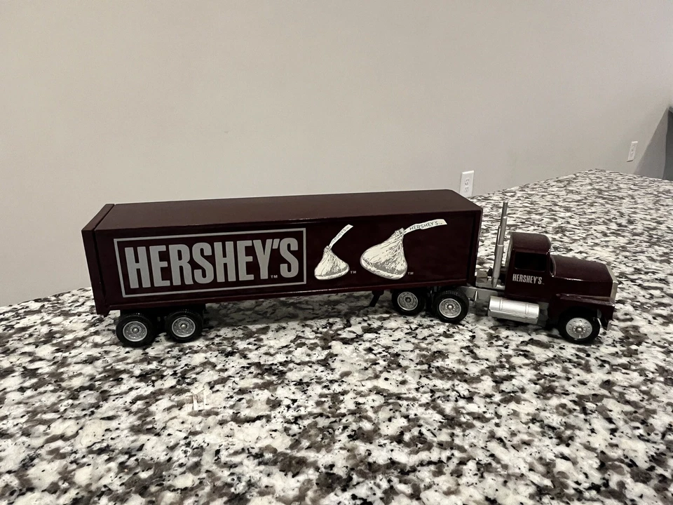 Camión fundido a presión Hershey's Chocolate Kiss Winross y papel Appleton camión con ventanas Foto 1 de 4