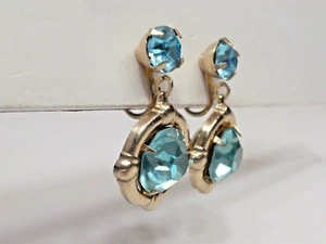 (B7) Coro Blue Faceted Blue Crystal and Gold-tone Screw back Earrings - Picture 1 of 5
