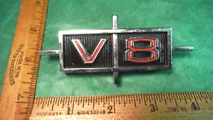 BP52 Oldsmobile V8 emblema parafango vintage 1964-5 #386399 OLDSMOBILE CUTLASS F-85 - Foto 1 di 4
