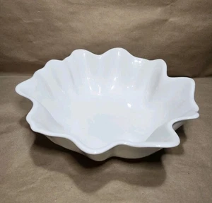 Nuovo servizio Le Creuset Ruffle 3,8 litri/4 qt gres iris bianco *EUC* - Foto 1 di 9