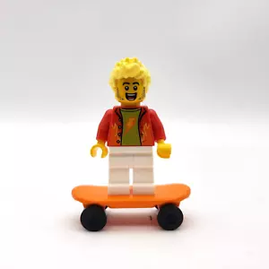 LEGO CITY 1325 Town Stuntz Announcer Dynamo Doug Blonde Hair Skateboard Flames - Picture 1 of 5