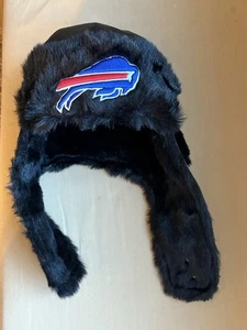 NEU MIT ETIKETT NEW ERA OFFIZIELLE NFL BUFFALO BILLS TRAPPERMÜTZE UNISEX MEDIUM MÜTZE🏉 - Bild 1 von 5