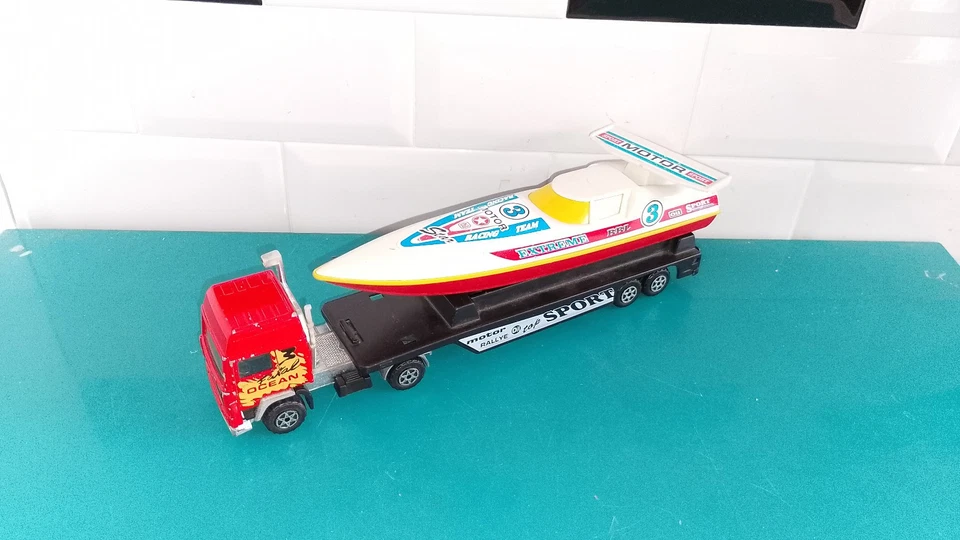 270725 miniature camion Majorette volvo 1/60 transport bateau fatal ocean course - Photo 1/4