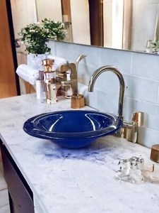 Lavabo de baño emergente de vidrio templado azul oscuro 17 1/2 - Imagen 1 de 7