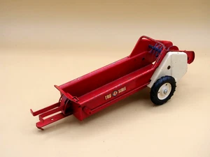 Vintage Tru-Scale Farm Manure Spreader Red/White 1:16 Toy Made In USA - Picture 1 of 7