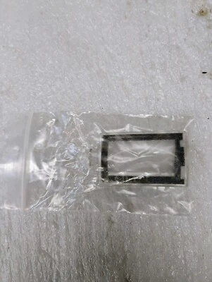 Объектив для подсветки номерного знака со стороны водителя для Jeep Grand Cherokee 2005-2010 годов выпуска 68020955AB - Изображение 1 из 4