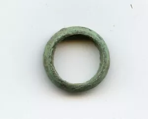 Auténtico (18 mmX6 mm) bronce antiguo anillo celta dinero, 800-500 aC, área del Danubio - Imagen 1 de 1