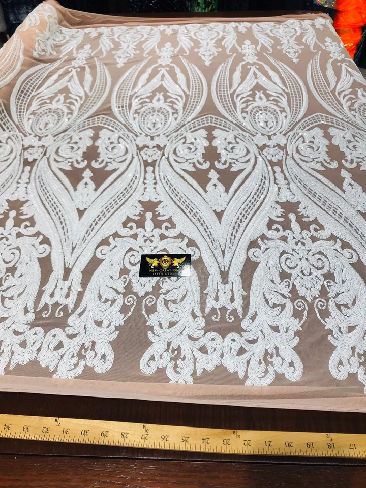 DESIGN DE LANTEJOULAS DE DAMASCO GRANDE BRANCO EM MALHA ELÁSTICA DE 4 VIAS NUDE POR JARDA. - Imagem 1 de 4