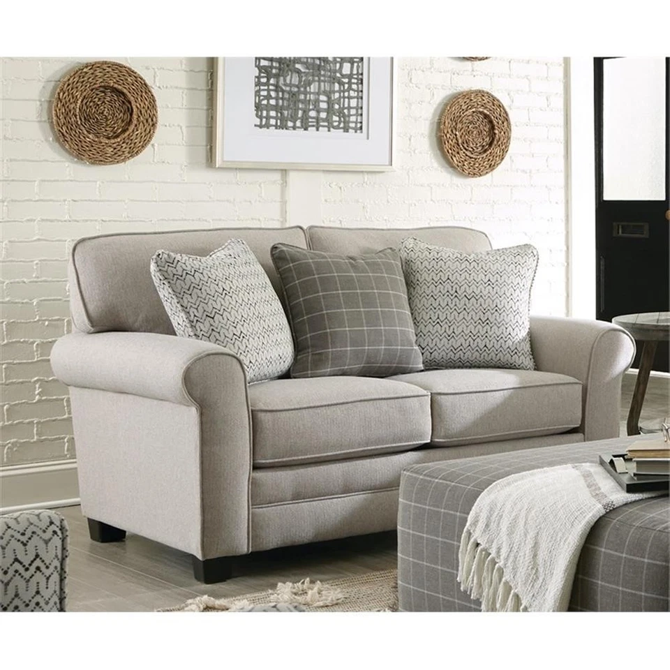 Sofá loveseat informal Hardy Farmhouse en tela gris con almohadas decorativas Foto 1 de 4