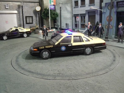 Florida Highway Patrol 1/24 scale Ford Crown Victoria with lights. - Image 1 of 4