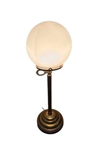 Moderne Art Deco Messing Buffet Schreibtisch Tischlampe mit Milchglas Kugelschirm - Bild 1 von 3