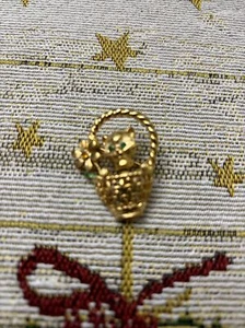 Trifari Kitten In a Basket Vintage Goldtone Trembler Brooch - Picture 1 of 4